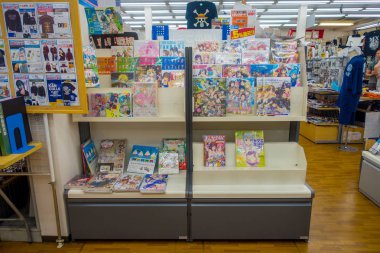 Osaka, Japonya - 18 Temmuz 2017: Çeşitli komik dergi Osaka, Japonya'da bulunan komik mağazasında
