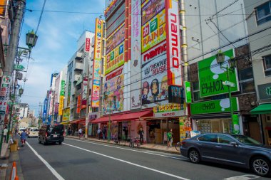 Osaka, Japonya - 18 Temmuz 2017: kimliği belirsiz kişi Dotonbori bölge sokakta yürürken. Dotonbori Osaka Japonya'nın başlıca turistik yerlerinden biridir