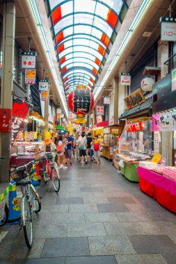 Osaka, Japonya - 18 Temmuz 2017: piyasada Dükkanı Japonya'nın Osaka Osaka alışveriş ve ziyaret deniz ürünleri fiyatları kimliği belirsiz insanlar. Pazar yerleri Osaka'da popüler olduğunu