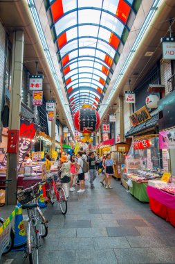Osaka, Japonya - 18 Temmuz 2017: piyasada Dükkanı Japonya'nın Osaka Osaka alışveriş ve ziyaret deniz ürünleri fiyatları kimliği belirsiz insanlar. Pazar yerleri Osaka'da popüler olduğunu