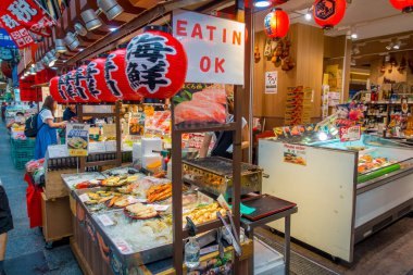 Osaka, Japonya - 18 Temmuz 2017: Bir pazarda Kuromon Ichiba Japonya'nın Osaka, deniz ürünleri. Pazar yerleri Osaka'da popüler olduğunu