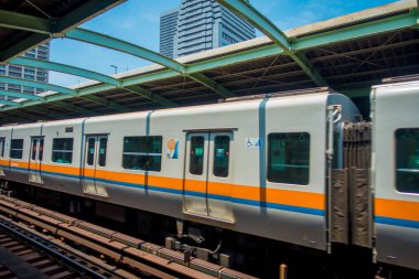 Osaka, Japonya - 18 Temmuz 2017: İnsanlar Japonya'nın Osaka Osaka Hankyu Umeda İstasyonu trene. Batı günlük ortalama 2,35 milyon yolcuya hizmet veren Japonya'nın en işlek kanalıdır