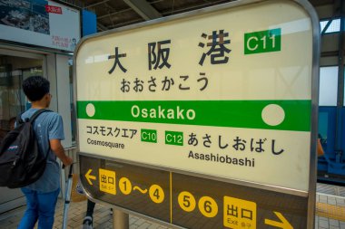 Osaka, Japonya - 18 Temmuz 2017: Kimliği belirsiz kişiler reqading Japonya'nın Osaka Osaka Hankyu Umeda İstasyonu tren istasyonunda bilgilendirici bir işareti. Batı Japonya hizmet içinde en yoğun kanalıdır