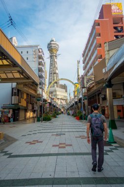 Osaka, Japonya - 18 Temmuz 2017: Tsutenkaku Kulesi bir kule ve Osaka tanınmış dönüm noktası olduğunu. Bu Shinsekai İlçesi, Naniwa-ku, Osaka, Japonya yer almaktadır