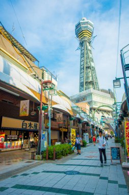 Osaka, Japonya - 18 Temmuz 2017: Tsutenkaku Kulesi bir kule ve Osaka tanınmış dönüm noktası olduğunu. Bu Shinsekai İlçesi, Naniwa-ku, Osaka, Japonya yer almaktadır