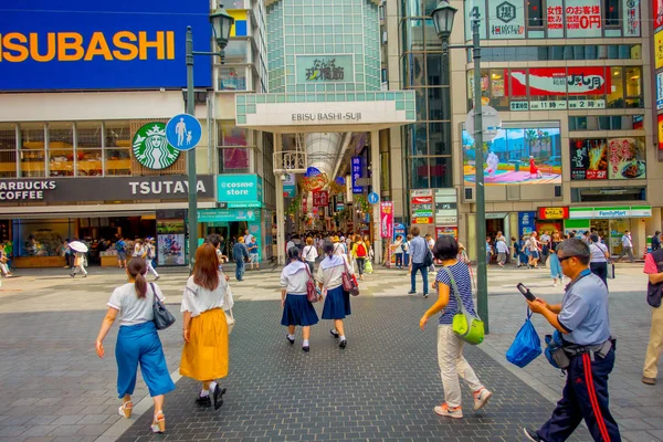 OSAKA, JAPÃO - 18 de julho de 2017: Pessoas não identificadas andando no distrito de entretenimento de Dotonbori. Dotonbori é um dos principais destinos turísticos em Osaka Japão — Fotografia de Stock