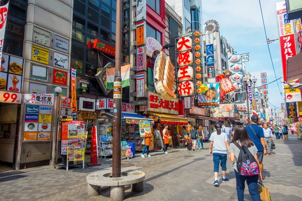 Osaka, Japonya - 18 Temmuz 2017: Dotonbori eğlence ilçesinde kimliği belirsiz insanlar. Dotonbori Osaka Japonya'nın başlıca turistik yerlerinden biridir