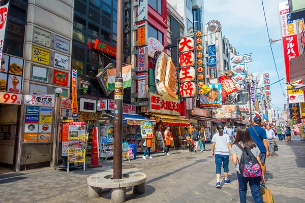 OSAKA, JAPON - 18 JUILLET 2017 : Personnes non identifiées marchant dans le quartier de divertissement de Dotonbori. Dotonbori est l'une des principales destinations touristiques d'Osaka au Japon — Photo