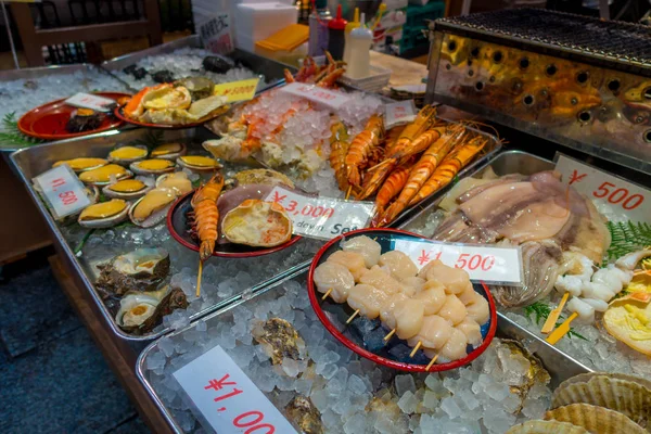 OSAKA, GIAPPONE - 18 LUGLIO 2017: Frutti di mare in un mercato di Kuromon Ichiba a Osaka, Giappone. è luoghi di mercato popolari in Osaka — Foto Stock