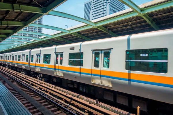 Osaka, Japonya - 18 Temmuz 2017: İnsanlar Japonya'nın Osaka Osaka Hankyu Umeda İstasyonu trene. Batı günlük ortalama 2,35 milyon yolcuya hizmet veren Japonya'nın en işlek kanalıdır