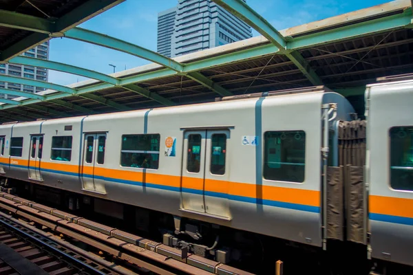 Osaka, Japonya - 18 Temmuz 2017: İnsanlar Japonya'nın Osaka Osaka Hankyu Umeda İstasyonu trene. Batı günlük ortalama 2,35 milyon yolcuya hizmet veren Japonya'nın en işlek kanalıdır