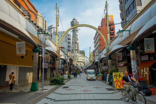 OSAKA, JAPÓN - 18 DE JULIO DE 2017: La Torre Tsutenkaku es una torre y un conocido monumento de Osaka. Se encuentra en el distrito Shinsekai de Naniwa-ku, Osaka, Japón. — Foto de Stock