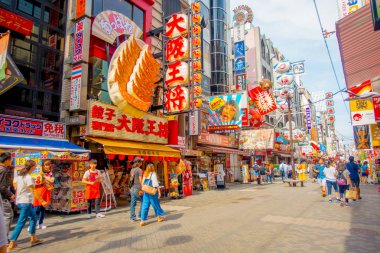 Osaka, Japonya - 18 Temmuz 2017: Dotonbori eğlence bölgesi. Dotonbori Osaka Japonya'nın başlıca turistik yerlerinden biridir