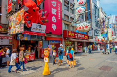 Osaka, Japonya - 18 Temmuz 2017: Dotonbori eğlence bölgesi. Dotonbori Osaka Japonya'nın başlıca turistik yerlerinden biridir