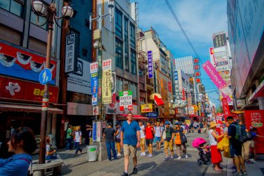 Osaka, Japonya - 18 Temmuz 2017: Dotonbori eğlence bölgesi. Dotonbori Osaka Japonya'nın başlıca turistik yerlerinden biridir