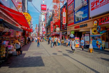 Osaka, Japonya - 18 Temmuz 2017: Dotonbori eğlence bölgesi. Dotonbori Osaka Japonya'nın başlıca turistik yerlerinden biridir