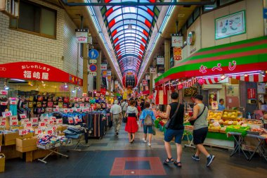 Osaka, Japonya - 18 Temmuz 2017: piyasada Dükkanı Japonya'nın Osaka Osaka alışveriş ve ziyaret deniz ürünleri fiyatları kimliği belirsiz insanlar. Pazar yerleri Osaka'da popüler olduğunu