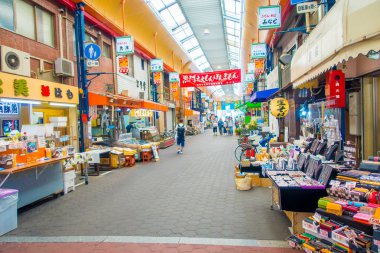 Osaka, Japonya - 18 Temmuz 2017: piyasada Dükkanı Japonya'nın Osaka Osaka alışveriş ve ziyaret deniz ürünleri fiyatları kimliği belirsiz insanlar. Pazar yerleri Osaka'da popüler olduğunu
