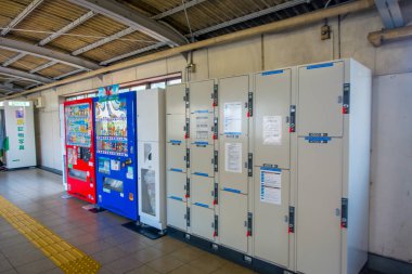 Osaka, Japonya - 18 Temmuz 2017: Gashapon veya kapsül Osaka makineden. Paralar takıldığında makine bir oyuncak kapsülün içinde döndürür.