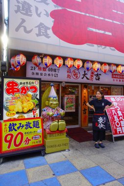 Osaka, Japonya - 18 Temmuz 2017: Dowtown görünümünü, Osaka, Japonya Osaka cityscape yaz sezonu bazı foosd mağazalarında
