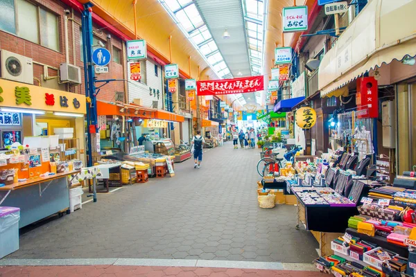 Osaka, Japonya - 18 Temmuz 2017: piyasada Dükkanı Japonya'nın Osaka Osaka alışveriş ve ziyaret deniz ürünleri fiyatları kimliği belirsiz insanlar. Pazar yerleri Osaka'da popüler olduğunu