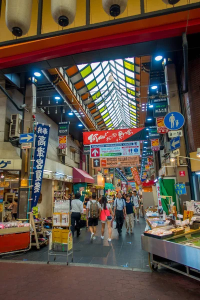 Osaka, Japonya - 18 Temmuz 2017: piyasada Dükkanı Japonya'nın Osaka Osaka alışveriş ve ziyaret deniz ürünleri fiyatları kimliği belirsiz insanlar. Pazar yerleri Osaka'da popüler olduğunu