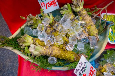 Osaka, Japonya - 18 Temmuz 2017: Taze wasabi kök Kuromon Ichiba Pazar, Nipponbashi, Osaka, Japonya, cadde boyunca satılmaktadır