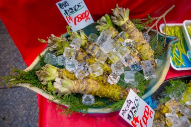 Osaka, Japonya - 18 Temmuz 2017: Taze wasabi kök Kuromon Ichiba Pazar, Nipponbashi, Osaka, Japonya, cadde boyunca satılmaktadır