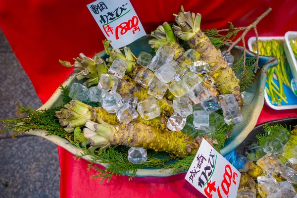 Osaka, Japonya - 18 Temmuz 2017: Taze wasabi kök Kuromon Ichiba Pazar, Nipponbashi, Osaka, Japonya, cadde boyunca satılmaktadır