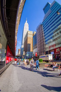 New York, ABD - 22 Haziran 2017: yürüyüş ve New York şehrinin güzel manzarayı gökdelenler ve New York City'de muhteşem binalar ile kimliği belirsiz kişi, balık göz etkisini