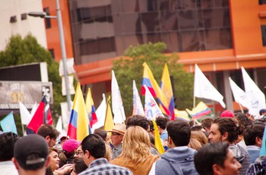 Quito, Ekvator - 7 Nisan 2016: Kalabalık olan Ekvador ve beyaz bayrak destekleyen Başkan adayı Guillermo Kement ve hükümet protesto anti sırasında gazeteciler kimliği belirsiz kişilerin