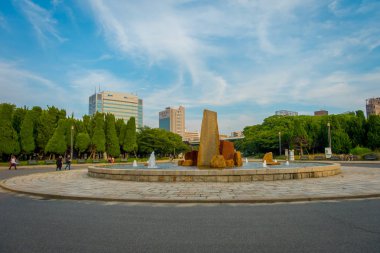 Osaka, Japonya - 18 Temmuz 2017: Güzel çeşme güzel bir güneşli gün Osaka Castle Park