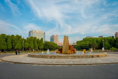 Osaka, Japonya - 18 Temmuz 2017: Güzel çeşme güzel bir güneşli gün Osaka Castle Park