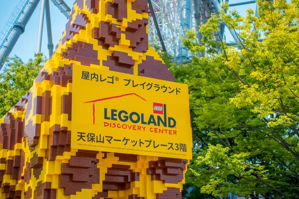 OSAKA, JAPÃO - 18 de JULHO de 2017: Linda girafa feita com legos na Roda Ferris Tempozan em Osaka, Japão. Ele está localizado em Tempozan Harbor Village, ao lado do Aquário Osaka Kaiyukan — Fotografia de Stock