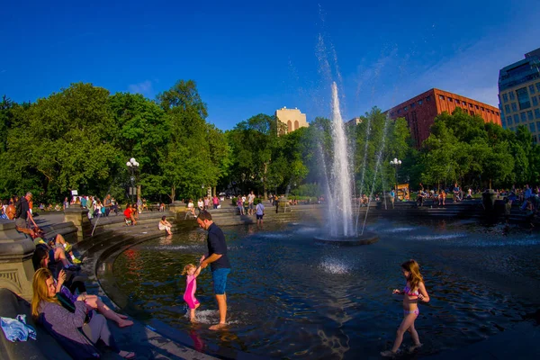 Nowy Jork - 22 lipca 2017: Niezidentyfikowanych osób korzystających lato dzień w Washington Square Park, wewnątrz fontanny, Nowy Jork, rybie oko efekt — Zdjęcie stockowe
