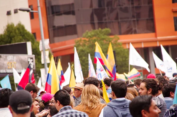 Quito, Ekvator - 7 Nisan 2016: Kalabalık olan Ekvador ve beyaz bayrak destekleyen Başkan adayı Guillermo Kement ve hükümet protesto anti sırasında gazeteciler kimliği belirsiz kişilerin