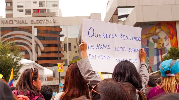 Quito, Ekvádor - 7. dubna 2016: Dav neznámých lidí s transparenty odmítnutí podvodů a prezidentským kandidátem Guillermo laso a novináři během proti protesty — Stock fotografie