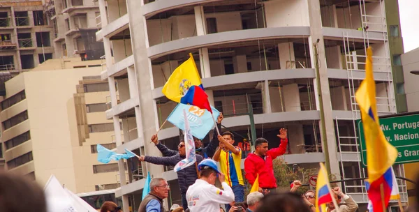 Quito, Ekwador - 7 kwietnia 2016: Tłum niezidentyfikowanych ludzi z ekwadorski i białe flagi pomocniczych kandydata na prezydenta Guillermo Lasso i dziennikarzy podczas anty rząd protesty w — Zdjęcie stockowe