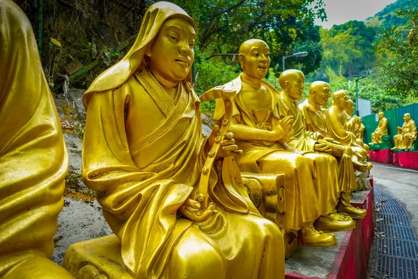 Sochy v klášteře deset tisíc Buddhů v Sha Tin, Hong Kong, Čína. — Stock fotografie