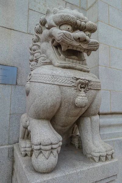 Estatua de León, cerca del edificio de la sede de la Corporación Bancaria Hongkong en la ciudad de Hong Kong, China —  Fotos de Stock
