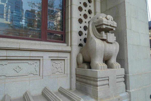 香港、中国の都市の香港銀行 (株) の本社ビルの近くのライオン像 — ストック写真