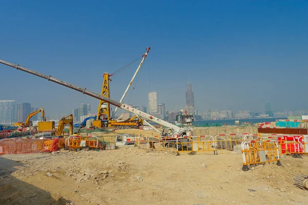 Hong kong, china - 26. januar 2017: baustelle pier, mit verschiedenen maschinen an einem sonnigen tag, in hong kong, china — Stockfoto