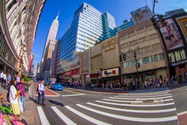 New York, ABD - 22 Haziran 2017: yürüyüş ve New York şehrinin güzel manzarayı gökdelenler ve New York City'de muhteşem binalar ile kimliği belirsiz kişi, balık göz etkisini