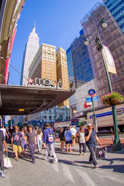 NUEVA YORK, EE.UU. - 22 DE JUNIO DE 2017: Personas no identificadas caminando y disfrutando de la hermosa vista de la ciudad de Nueva York con rascacielos y magníficos edificios en la ciudad de Nueva York, efecto ojo de pez — Foto de Stock