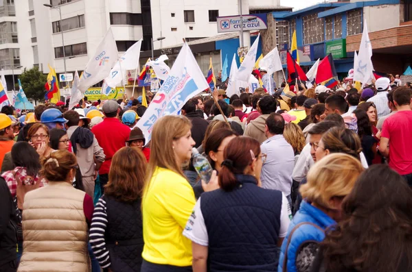 Quito, Ekvator - 7 Nisan 2016: Kalabalık olan Ekvador ve beyaz bayrak destekleyen Başkan adayı Guillermo Kement ve hükümet protesto anti sırasında gazeteciler kimliği belirsiz kişilerin
