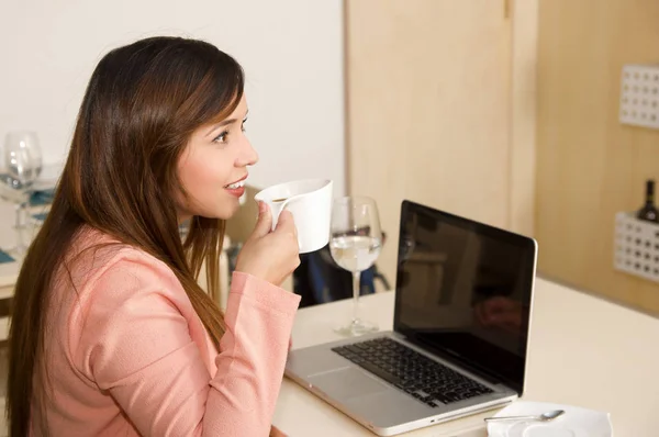 Close upf of a young beautiful smiling businesswoman working and drinking coffe. Business concept — Stock Photo, Image