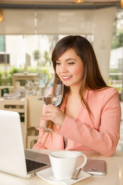 Primo piano di una giovane bella donna d'affari sorridente che lavora e tiene in mano un bicchiere d'acqua. Concetto aziendale — Foto Stock