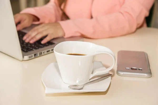 Çalışma ve bir fincan kahve tek eliyle tutarak işkadını el kapatın. İş kavramı — Stok fotoğraf