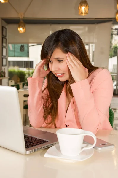 Close up de uma jovem empresária estressada no escritório tocando a cabeça com ambas as mãos tendo uma dor de cabeça. Conceito de negócio — Fotografia de Stock