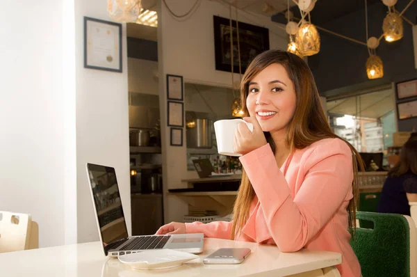 Çalışma ve bir fincan kahve tek eliyle tutarak bir genç güzel gülümseyen iş kadını yakın çekim. İş kavramı — Stok fotoğraf